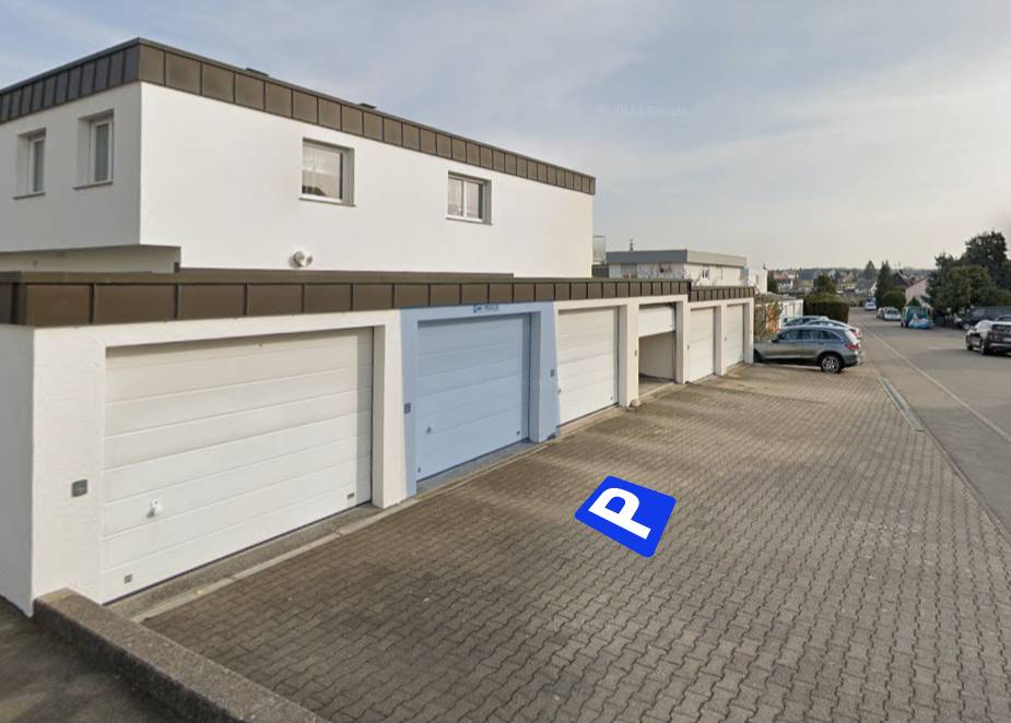 Parkmöglichkeit vor der Naturheilpraxis – Garage mit Aufschrift Naturheilpraxis
